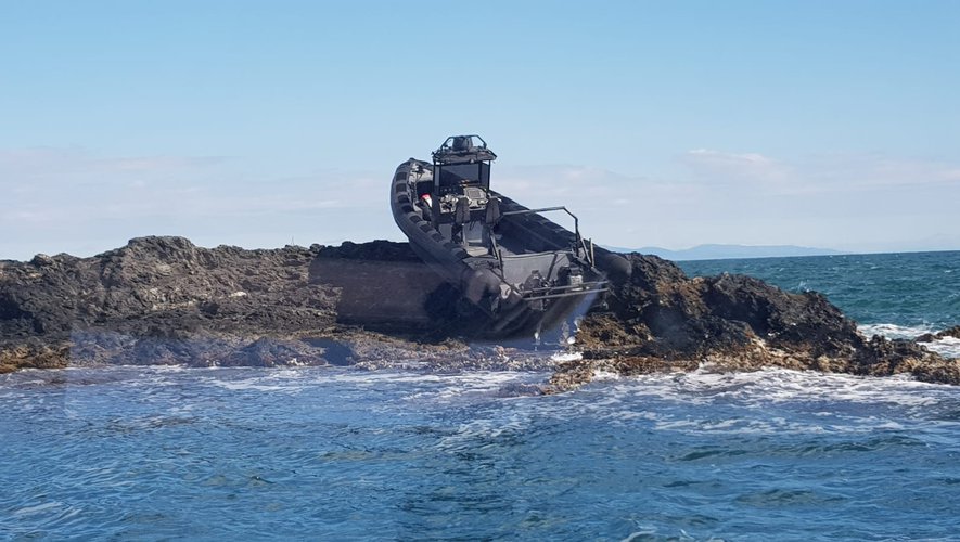 Lire la suite à propos de l’article Port-Vendres : un bateau semi-rigide s\&rsquo;échoue mystérieusement sur les rochers au Cap Béar