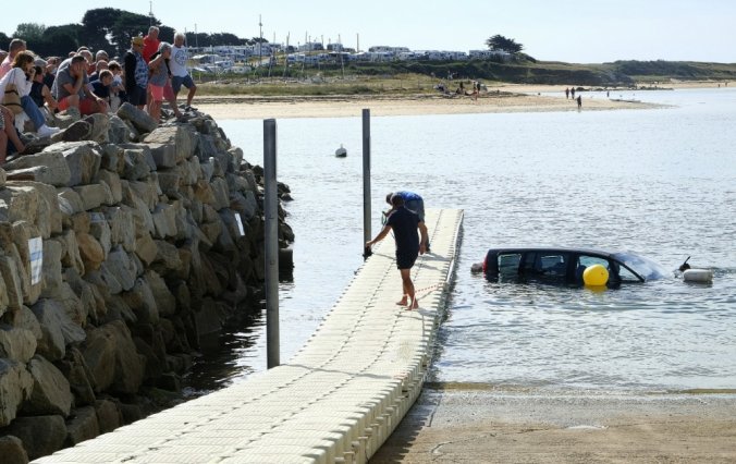 Lire la suite à propos de l’article À Etel, une voiture et sa remorque glissent sur la cale de mise à l\&rsquo;eau