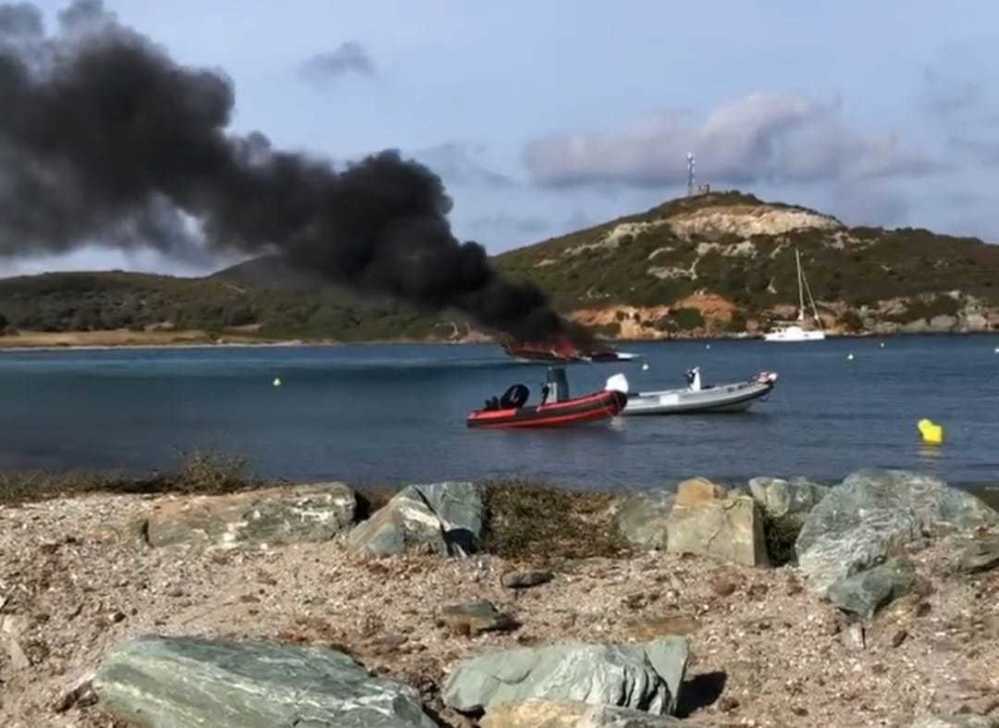 Lire la suite à propos de l’article L\&rsquo;explosion d\&rsquo;un bateau semi-rigide fait deux blessés au port de Macinaggio en Haute-Corse le mardi 4 octobre 2022 