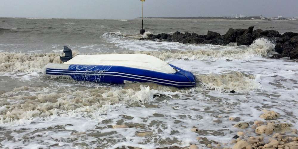 Lire la suite à propos de l’article Un bateau semi-rigide de type ZODIAC se retourne à Tarnos dépt des Landes) samedi 13 avril 2024, deux personnes sauvées par les pompiers