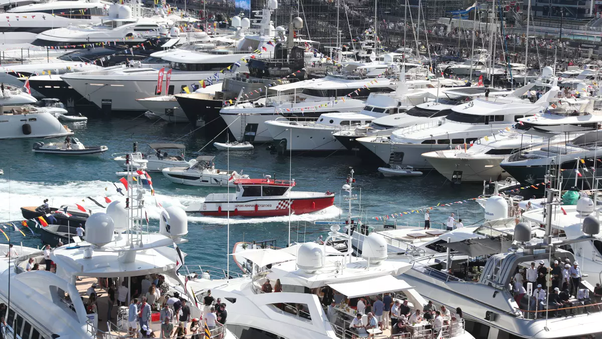 Lire la suite à propos de l’article VIDEO ! impressionnante embardée d\&rsquo;un bateau semi-rigide sur un ponton du port Hercule (MONACO) lors du Grand Prix de Monaco le samedi 25 mai 2024