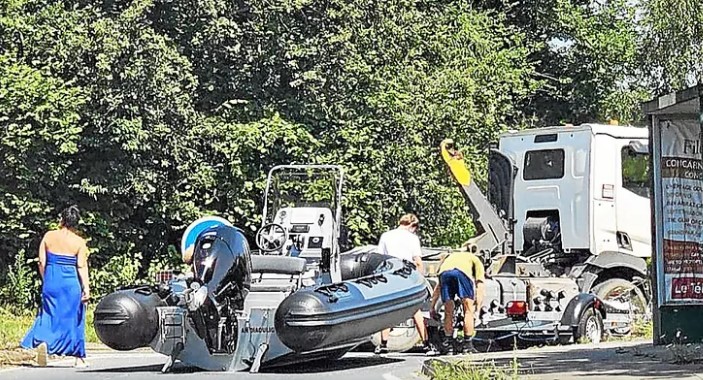 Lire la suite à propos de l’article Près de Quimper, il perd son bateau Semi-rigide sur la route et provoque un embouteillage