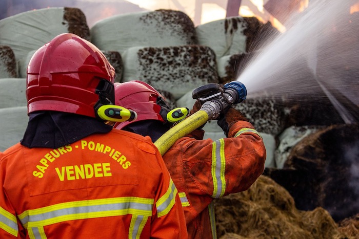 Lire la suite à propos de l’article Vendée : Une maison, une voiture et un semi-rigide ZODIAC de six mètres ont été détruits par un incendie. Selon le groupement de gendarmerie, la cause serait l\&rsquo;auto-combustion du véhicule dans le garage.