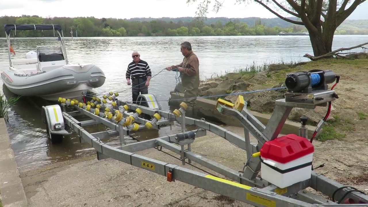 Lire la suite à propos de l’article Treuils électriques pour remorques pour bateau semi-rigide : pratique pour la mise à l\&rsquo;eau de votre embarcation (suivez le guide d\&rsquo;achat d\&rsquo;un treuil électrique)