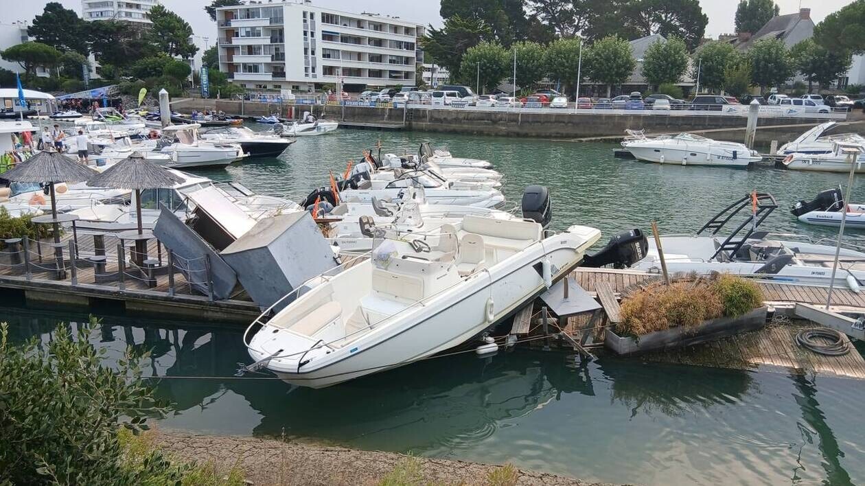 Lire la suite à propos de l’article Elle loue un hors-bord 18 août 2025 au port du Pouliguen et confond la marche arrière et la marche avant : le ponton très endommagé et 4 bateaux accidentés